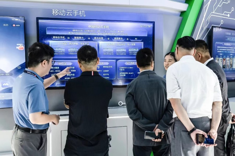 “连接+算力+AI”三要素集一身，云手机领跑移动AI时代入口争夺战