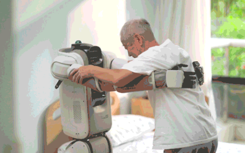 腾讯Robotics X实验室推出人居环境机器人“小五” 可以取快递、抱老人起床等